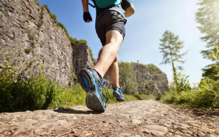 Chạy bộ, tập luyện thể dục thể thao vừa sức giúp cải thiện thể lực, tăng cường sức khỏe sinh lý