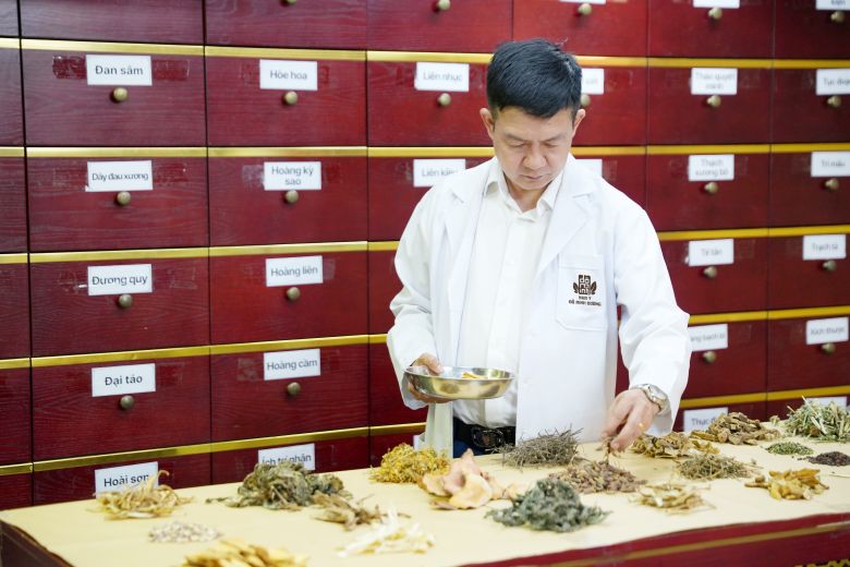 Lương y Tuấn đang bốc thuốc cho bệnh nhân